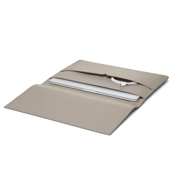 NWT The MacBook Portfolio 13-inch - Picture 6 of 6